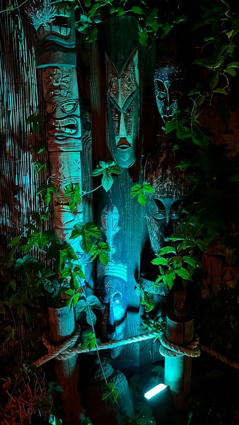 Tiki Balcony, Cave Themed Room, Tiki Yard Ideas, Tiki Patio, Tiki Backyard, Tiki Garden, Tiki Backyard Ideas, Tiki Halloween, Tiki Garden Ideas