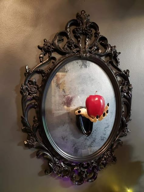 Snow White Magic Mirror, Porta Halloween, Disney Villain Party, Halloween Mirror, Handmade Halloween Decorations, Unique Wreaths, Villains Party, Scary Halloween Decorations Diy, Spooky Decorations