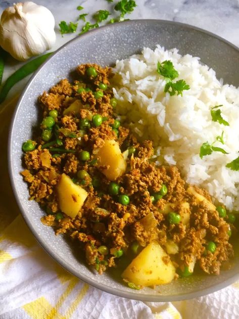 Spicy and fragrant mince curry, packed with beef mince, potatoes and peas. A humble and effortless, yet classic Cape Malay dish. Few things beat a warm, flavourful curry. My husband and I both love anything spicy, so Cape Malay, Indian and Thai curries make regular appearances at our dinner table.It's a mouthwatering meal that's so easy to rustle up. Don't be intimidated by the list of ingredients. It really is a very simple recipe that'll be ready in no time at all. If it's your first… Minced Beef Recipes Easy, Mince Dishes, Beef Massaman Curry, Potatoes And Peas, Cape Malay, South African Dishes, Minced Beef Recipes, Easy Curry, Mince Recipes