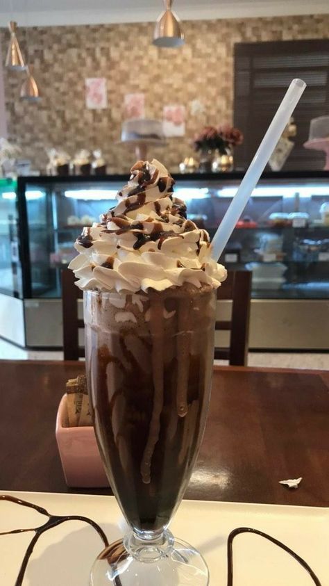 Milkshake Aesthetic, Iced Drinks Recipes, Sweet Drinks, Yummy Comfort Food, Food Drinks Dessert, Delicious Snacks Recipes, Snap Food, Food Snapchat, Food Obsession