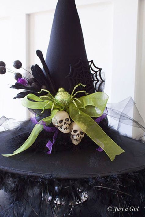 This bewitching centerpiece takes almost no time to make.  Get the tutorial at Tidy Mom. Decorated Witch Hat, Diy Witch Hat, Décoration Table Halloween, Diy Witch, Table Halloween, Homemade Halloween Decorations, Halloween Centerpiece, Witch Diy, Adornos Halloween