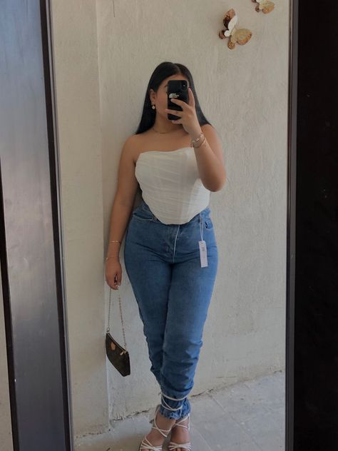 Outfits Top Blanco, Outfits Con Corset Blanco, Outfits Cumpleaños, Cali Outfits, Fresa Outfit, White Tops Outfit, Summer Outfits Curvy, Outfits Con Jeans, Outfits For Mexico