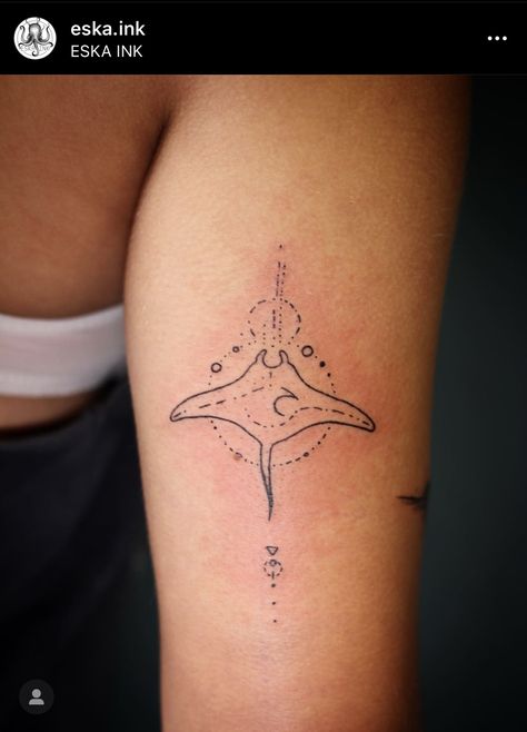 Hawaiian Stingray Tattoo, Mantaray Back Tattoo, Sting Ray Spine Tattoo, Spine Ocean Tattoo, Sting Ray Back Tattoos, Manta Ray Sternum Tattoo, Mantaray Tattoo Simple, Manta Ray Spine Tattoo, Stingray Spine Tattoo