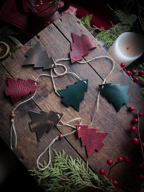 Diy Leather Ornaments, Christmas Gadgets, Leather Christmas, Diy Leather Projects, Rustic Holiday Decor, Hosting Christmas, Market Ideas, Leather Colors, Leather Ideas