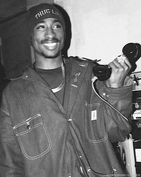 Tupac Photos, 90s Rappers Aesthetic, Tupac Wallpaper, Robin Scherbatsky, 90s Rappers, Wallpaper Minimal, Gangster Rap, Tupac Pictures, Hip Hop Art