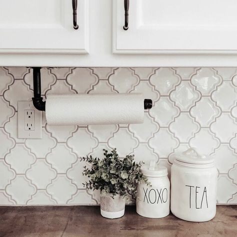 When we were designing our kitchen, I knew I wanted to get our paper towels up off of the counter, especially since we don't have that much counter space to begin with in our small kitchen. But, I just couldn't find what I was looking for - all of the under cabinet paper towel holders were either blah, or downright ugly. Given that I was going for kind of a rustic look in our kitchen, I figured I would just DIY it instead - and using the CHEAP piping you can find at your local hardware… Diy Paper Towel Holder, Diy Towel Holder, Towel Holder Diy, Towel Holders, Pipe Lighting, Ideas Hogar, Industrial Pipe, Diy Holder, Fiddle Leaf