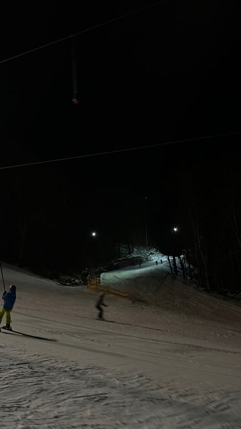 Night Snowboarding, Snowboarding Wallpaper, Winter Motivation, Night Skiing, Snowboarding Aesthetic, Quiet Photos, Skiing Trip, Skiing Aesthetic, Ski Aesthetic