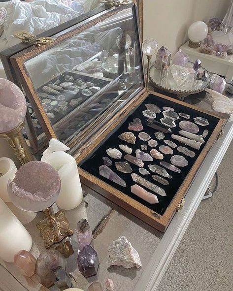 Crystal Collection Aesthetic, Rock Display Ideas, Crystal Collection Display, Crystals Altar, Crystals Display, Crystal Room Decor, Crystal Room, Crystal Altar, Displaying Crystals