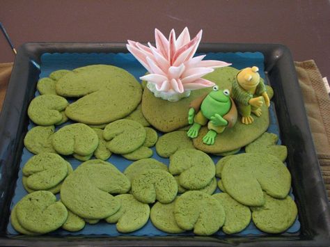 a cake with frog and toad as the theme. Lily pad pancakes/cookies? Green Sugar Cookies, Frog Food, Princess Tiana Birthday Party, Tiana Birthday Party, Frog Cookies, Frog Baby Showers, Frog Birthday Party, Leap Year Birthday, Toad Frog