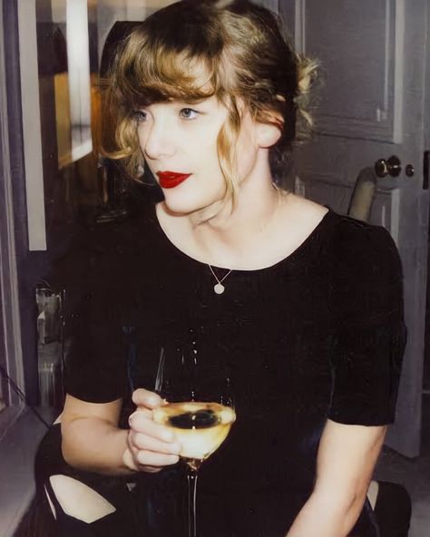 Taylor Swift Drinking, Taylor Swift Wine, Drinking Wine, Glass Of Wine, Taylor Swift, Swift, Wine, Glass