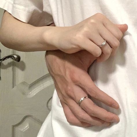 Hand Size Difference Couple, Muka Lelaki, Warm Bodies, Addicted Series, Physical Touch, My Kind Of Love, Ulzzang Couple, The Perfect Guy, 가을 패션