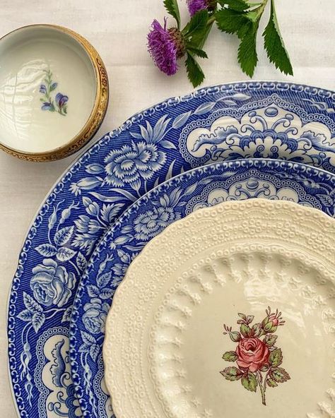 Lemon ‘n Lace on Instagram: "“Dining is and always was a great artistic opportunity.” Frank Lloyd Wright #spode #spodeblueroom #unmistakablyspode #findyourunmistakable #spodeblueandwhite #spodebillingsleyrose #beautifulchina #finedininglovers #dinnerware #setthetable #tablesetting #ig_porcelain #tablesforsoiree #tabletopsisterhood #transferwarechinapottery #replacementsltd #mytable #mydiningtable #details_mania__ #allthingstablestyling #tablesharetuesday #mytablesituation #inspoaveandfriendshm Summer Tablescapes, Blue Rooms, Frank Lloyd, Frank Lloyd Wright, Lloyd Wright, Fine Dining, Table Design, Tablescapes, Dinnerware