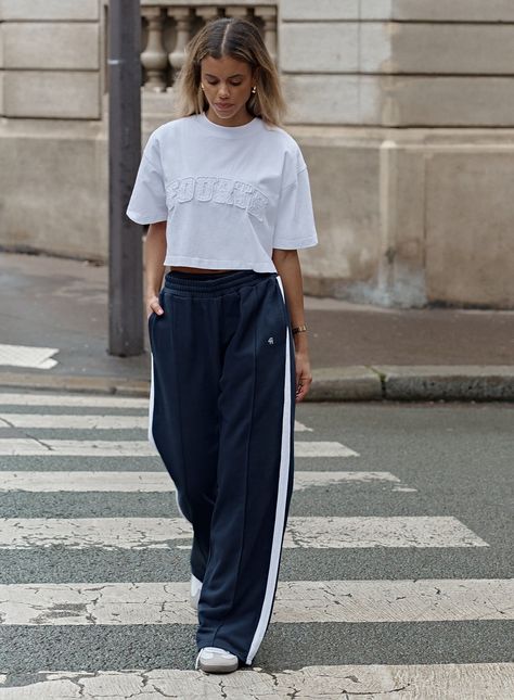 Super Crop Top Outfit, Cropped Top Outfits, Red Adidas Pants, White T Shirt Outfit, Adidas Pants Outfit, College Ootd, African Couture, Uni Outfit, Basics Wardrobe