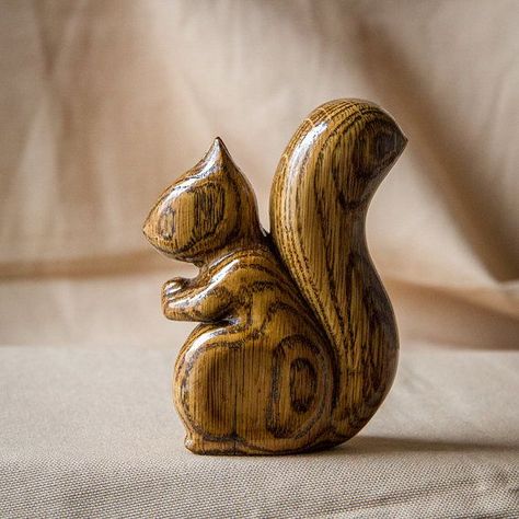 Art Sculpture En Bois, Woodworking Carving, Tre Kunst, Carved Bench, Squirrel Figurine, Rustic Woodworking, Woodworking Shows, Woodworking For Kids, Wood Animal