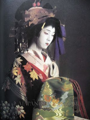 A Japanese Book: OKURA Shunji / BANDO Tamasaburo. Onnagata (1983) Bando Tamasaburo, Japanese Village, Geisha Art, Japan Culture, Japan Aesthetic, Maneki Neko, Vintage Japan, Pose Reference Photo, Traditional Clothing