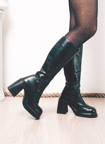 Black Leather Boots Aesthetic, Black Boots With Tights, 90s Leather Boots, Black Gogo Boots Outfit, Black Go Go Boots, 90s Boots Outfits, Black Gogo Boots, Black Boots Aesthetic, Gogo Boots Outfit