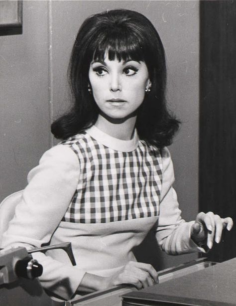 At the Movies: Marlo Thomas That Girl Tv Show, Marlo Thomas, Angels Beauty, Swinging Sixties, Old Tv Shows, Female Actresses, 60s Fashion, Fashion Line, Famous Faces