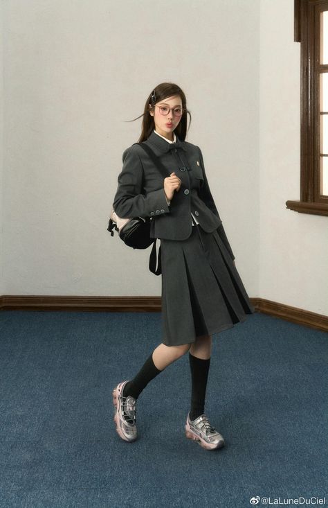 Y2k Office Siren, Acubi Photoshoot, Y2k Office Outfits, Gorp Outfit, 2000s Office Fashion, Taobao Fashion Outfits, Grunge Office Outfit, Xiaohongshu Outfits, Grunge Outfits Y2k