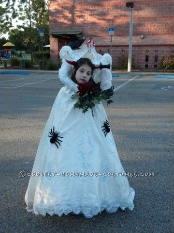 140+ Mesmerizing Headless Costumes You Can Make for Halloween Diy Customes Halloween, Mannequin Halloween, Headless Costume, Scary Halloween Costume Ideas, Diy Halloween Couples, Headless Mannequin, Illusion Costumes, Handmade Halloween Costumes, Bride Costume