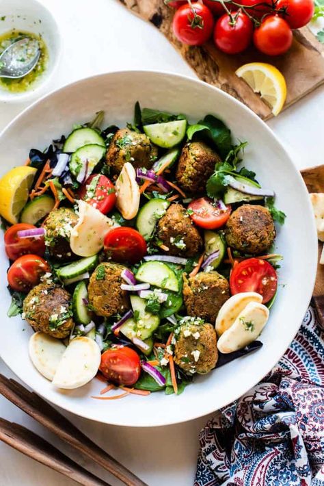 Falafel Salad with Lemon Garlic Dressing is chickpea salad taken to the next level! This easy falafel recipe uses canned chickpeas, skips the deep fryer, and be made in 30-minutes. falafel salad // falafel recipe canned chickpeas // healthy falafel recipe #falafel #healthy #vegan #kitchenconfidante Healthy Falafel Recipe, Falafel With Canned Chickpeas, Easy Falafel Recipe, Healthy Falafel, Lemon Garlic Dressing, Easy Falafel, Falafel Recipe Easy, Falafel Salad, Garlic Dressing