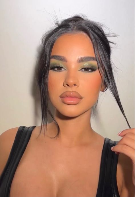 Leilani Green Makeup, Makeup With Green Eyeshadow, Pop Of Color Makeup Looks, Makeup Looks For Green Dress, Color Makeup Looks, Summer Eyeshadow Looks, Makeup Green Eyeshadow, Green Makeup Looks, Trendy Makeup Looks