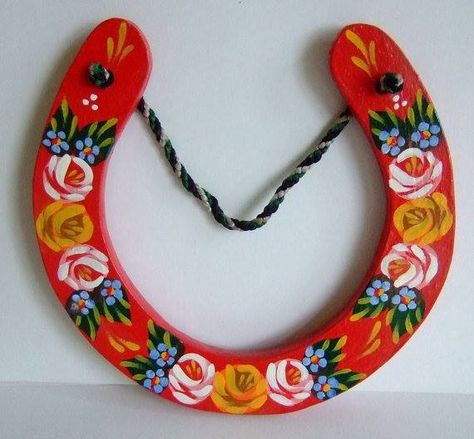 Decorated horse shoe in classic colours Painted Horseshoes, Decorated Horse, Canal Art, Painted Items, Horseshoe Decor, Horseshoe Crafts, Horse Shoes, Horseshoe Art, Horse Diy