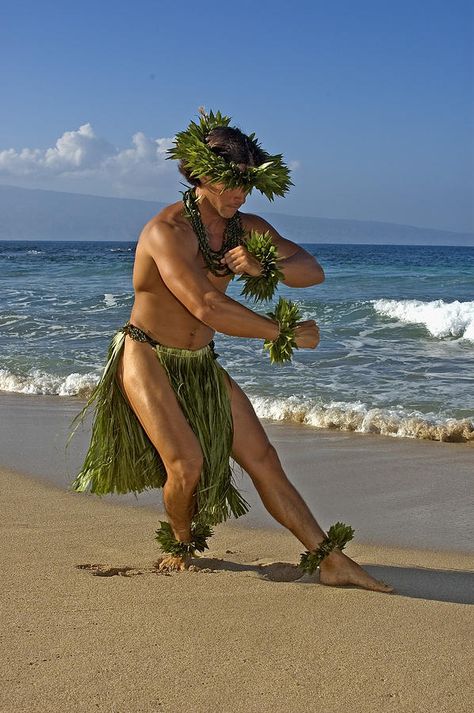 Hawaiian Man, Hawaiian Warrior, Polynesian Fashion, Polynesian Dance, Dancing Pose, Polynesian Men, Hawaiian Dancers, Hawaiian Men, Māori Culture