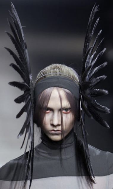 Feather Headpiece, Gareth Pugh, Futuristic Fashion, Kylie Minogue, Black Feathers, Head Accessories, Dark Fashion, Costume Design, Headdress