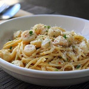 Creamy Bay Scallop Spaghetti I "Loved this recipe! Tasted great. Made it as a birthday dinner for my wife who likes scallops." Scallop Spaghetti, Scallops Pasta, Bay Scallop Recipes, Birthday Dinner Recipes, Chef John Recipes, Bay Scallops, Scallop Pasta, Sauce Spaghetti, Baked Scallops