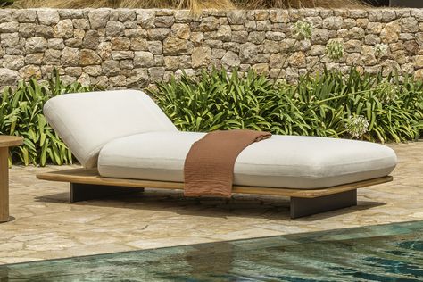 Immerse yourself in the natural beauty of your poolside oasis with Talenti's Venice chaise lounge. Drawing from timeless design Marassi Beach, Portugal House, Poolside Loungers, Bookshelves With Tv, Outdoor Vases, Outdoor Chaise Lounge Cushions, Outdoor End Tables, Pool Lounger, Chaise Lounge Cushions