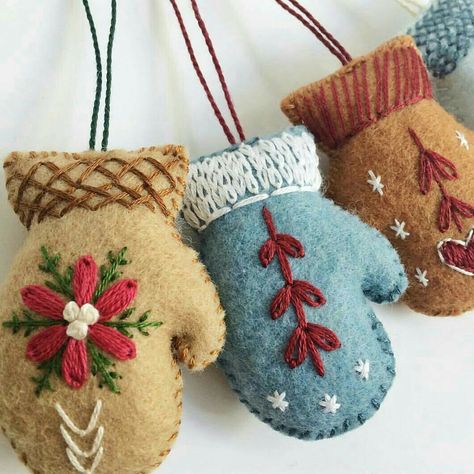 Felt mitton ornaments Diy Embroidered Felt Ornaments, Mitten Felt Ornaments, Felt Mittens Ornaments, Felt Ornaments Embroidered, Handmade Christmas Aesthetic, Hand Stitched Ornaments, Hand Sewn Felt Ornaments, Christmas Felt Ideas, Diy Ornaments Felt