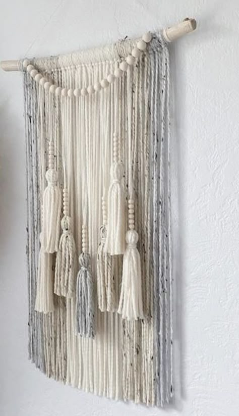 Diy Wall Hanging Yarn, Deur Sticker, Tassel Wall Hang, Black Feature Wall, Decorative Crochet, Pola Macrame, Macrame Wall Hanging Tutorial, Crochet Macrame, Boho Crafts Diy