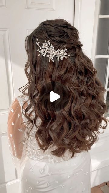 𝒞𝒽𝒶𝓇𝓁ℴ𝓉𝓉ℯ ℰ𝓌ℯ𝓇𝓉𝓏 - New Jersey Bridal Hair Specialist on Instagram: "My favorite kind of half up to do! Textured crown, soft layered curls, and lots of soft pieces around the face looks flattering on every bride! #halfupdo #bridalhairstyle #njbridalhair #halfuphairstyle #texturedhairstyle #beautifulhairstyle" Wedding Hair Looks, Layered Curls, Classic Wedding Hair, Easy Hairstyles For Thick Hair, Hair Specialist, Half Updo, Half Up Half Down Hair, Half Up Hair, Classic Wedding