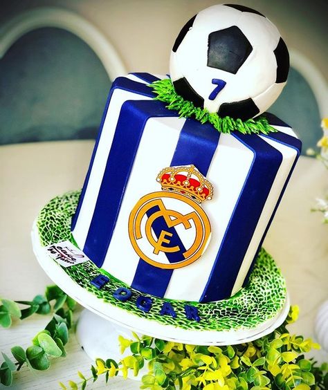 Real Madrid Themed Cake, Real Madrid Cake Ideas, Real Madrid Birthday Party Decoration, Pastel Real Madrid, Real Madrid Birthday Party, Real Madrid Birthday Cake, Tarta Real Madrid, Cristiano Ronaldo Birthday, Football Cake Design