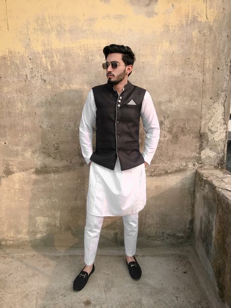 White kurta Set with Black Bandi(waist coat, Nehru jacket) White Kurta Bandi For Men, Kurta Pajama Basket Men, White Kurta Pajama Men With Jacket, Nehru Jacket For Men Formal, White Kurta Men, Male Wedding Guest Outfit, Kurta Designs Men's, Brown Suits For Men, Wedding Matching Outfits