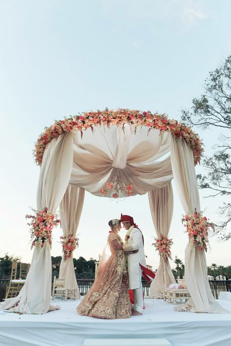 Chori Mandap Decoration, Indian Mandap Decor Outdoor, Gazebo Mandap, Wedding Mandap Ideas, Marriage Mandap, White Wedding Mandap, Simple Wedding Mandap, Indian Mandap Decor, Phera Mandap Decor Indoor