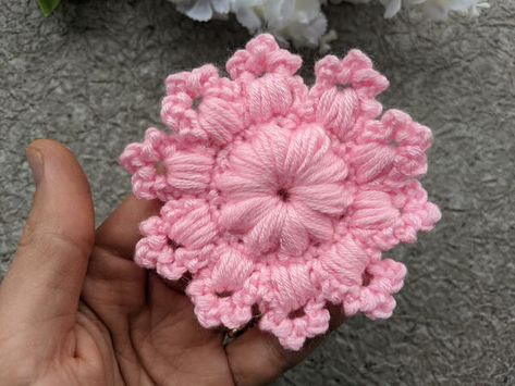 Crochet Decor Flower Crochet A Flower, Puff Stitch Crochet, Woolen Flower, Crochet Decor, Knitting Stitches Tutorial, Washcloth Pattern, Crocheted Flowers, Crochet Fun, All Free Crochet