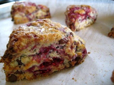 Scones Raspberry, Tea Scones Recipe, White Chocolate Raspberry Scones, Tea Scones, Breakfast Scones, Baking Scones, Chocolate Chip Scones, Raspberry Chocolate Chip, Raspberry Scones