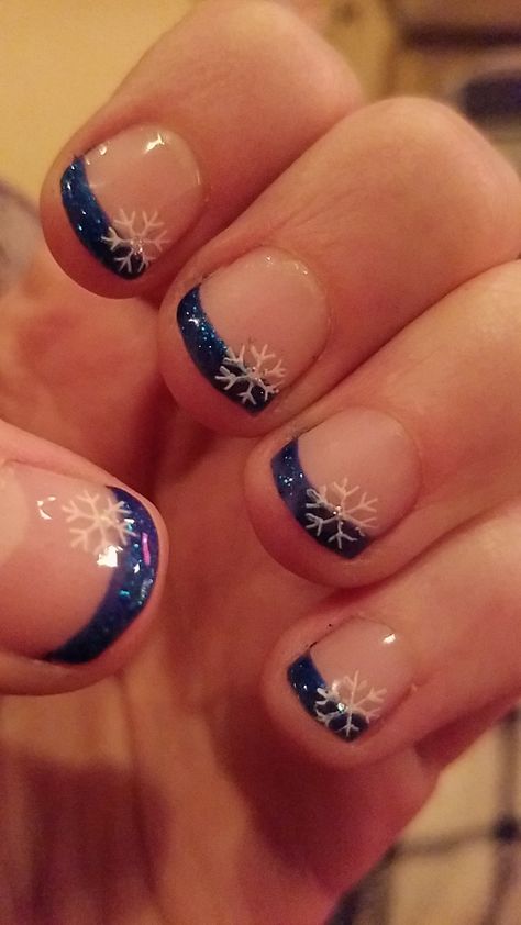 Painted Nails Ideas Polish Winter, Pretty Short Nails Gel Winter, Nails For December Holidays, Christmas Snow Flakes Nails, Dipped Nail Ideas For Christmas, January Nails Ideas Simple Sparkle, Acrylic Dip Powder Nail Ideas, Short Christmas Nail Designs Easy, Winter Fingernail Designs