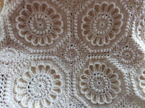 would love this pattern Wedding Afghan, Crochet Afgans, Crochet Blanket Afghan, Crochet Bedspread, Crochet Hexagon, Crochet Blocks, Crochet Circles, Crochet Afghans, Crochet Throw