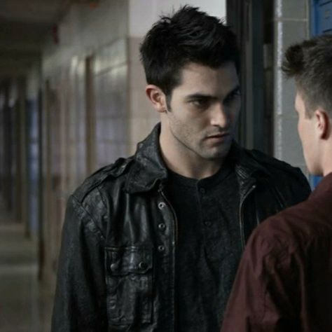 Derek Hale Wolf Form, Derek Hale Season 1, Derek Hale Icon, Teen Wolf Derek Hale, Teen Wolf Seasons, Derek Hale, Tyler Hoechlin, Bad Boy, Teen Wolf