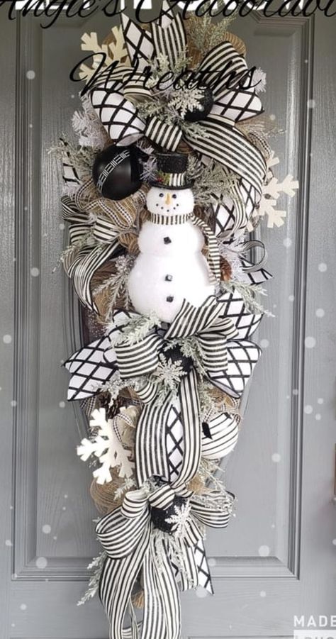 Black Christmas Decorations, Jesus Easter, Cheap Farmhouse, Farmhouse Front Porch, Decoration Vitrine, Christmas Decorations Wreaths, Christmas Floral Arrangements, Front Porch Christmas Decor Ideas, Porch Christmas Decor Ideas