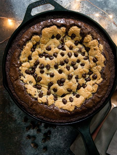 overhead photo of Deep Dish Chocolate Chip Cookie Skillet Brownie Brookie Cups, Deep Dish Chocolate Chip Cookie, Chocolate Chip Cookie Skillet, Deep Dish Cookie, Skillet Desserts, Skillet Brownie, Cookie Skillet, Iron Skillet Recipes, Skillet Cookie