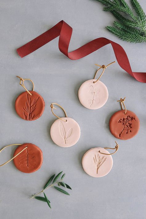 Make Own Christmas Decorations, Clay Diy Projects Christmas, Diy Decor Christmas Tree, Clay Diy Christmas Ornaments, Clay Tags Diy, Christmas Ornaments Ideas Diy, Ceramic Gift Tags, Diy Ornaments Clay, Handmade Clay Ornaments