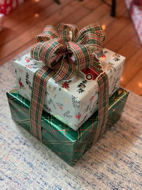 Minimalist Christmas Presents, Classic Gift Wrapping, Old Money Christmas Gifts, Kids Wrapping Ideas Christmas, Christmas Present Raping Ideas, Christmas Gift Raping Ideas, Christmas Themed Gifts, Fancy Christmas Wrapping, Christmas Present Aesthetic