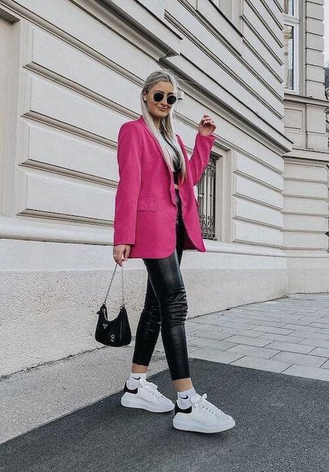 Look Com Blazer Pink, Blazer Fucsia Outfit Casual, Rosa Blazer Outfit, Pink Blazer Outfit Winter, Outfit Rosa Invierno, Outfits Con Blazer Fucsia, Outfit Con Blazer Rosa, Winter 2023 Fashion Trends Women, Pink Blazer Outfit Classy