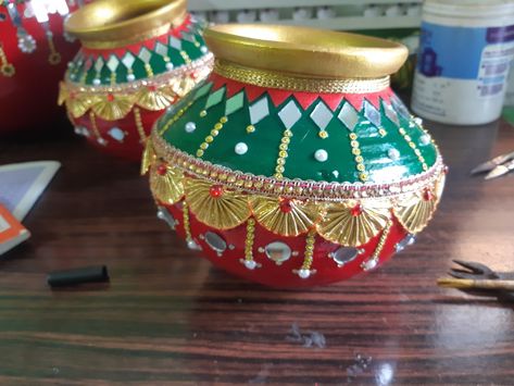 Kalash Painting Ideas, Wedding Matka Decorations, Matli Decoration For Wedding, Matki Decoration Ideas For Wedding, Matka Decoration Pots Wedding, Kalash Decoration Handmade, Garba Decoration Ideas, Pot Decorating Ideas Indian, Matli Decoration