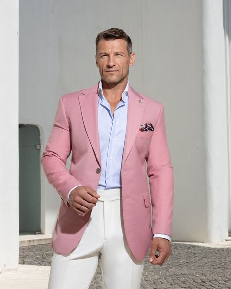 Step into the spotlight with our bold and sophisticated Rosé blazer, paired with crisp white trousers. This striking combination exudes confidence and elegance, perfect for making a lasting impression. Pink Blazer Outfit Men, Pink Blazer Outfit, Blazer Rosa, Outfits Hombre, Handsome Guys, Blazer Outfit, White Trousers, Sport Coats, Pink Blazer