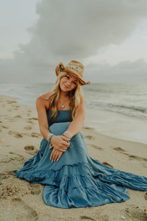 Cowgirl Senior Pictures, Beach Dress Photoshoot, Senior Portraits Beach, Beach Senior Photos, Senior Pictures Dresses, Comunity Manager, Cute Senior Pictures, Photographer Content, Senior Photoshoot Poses