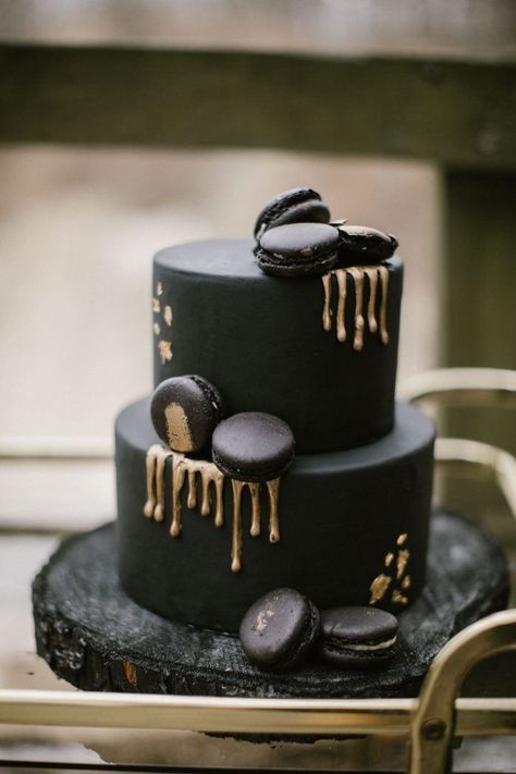 Black Wedding Cake, Wedding Cake Trends, Black And Gold Cake, Halloween Wedding Cakes, Black Cake, Small Wedding Cakes, Black Wedding Cakes, Beautiful Birthday Cakes, Cake Trends